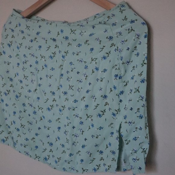 Motel MINI SKIRT IN PRETTY PETAL GREEN - Picture 3 of 7